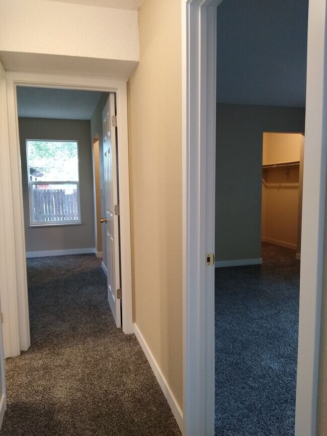 Building Photo - Charming 2 Bedroom 2 Bath w/ Large Yard, 1 Car Garage and Central Air/Heat