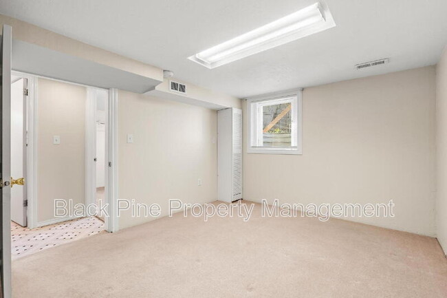 Building Photo - 221 W Elm St