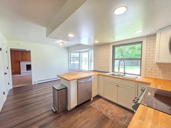 Building Photo - $3,050 - 4 Bed / 2.5 Bath Beautiful Home in Upper South Hill