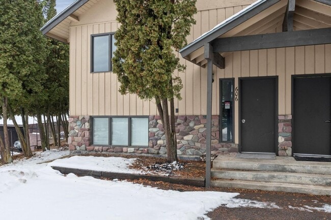 Building Photo - Wisconsin Townhome