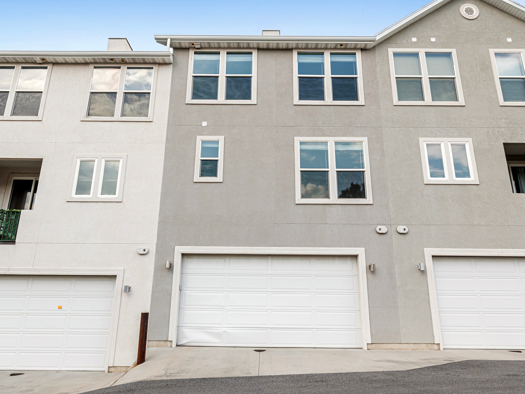 Building Photo - 2564 E High Ridge Rd