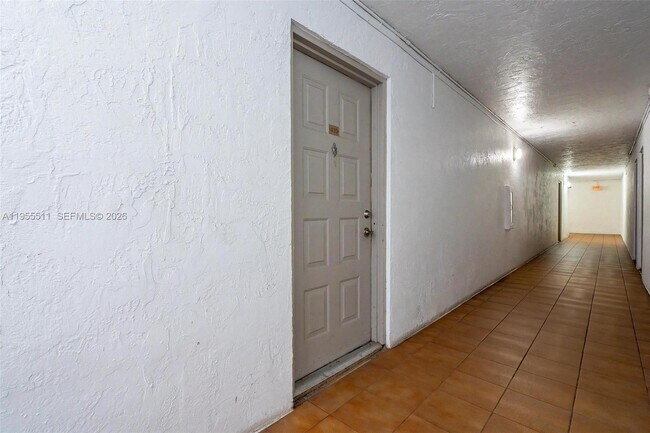 Building Photo - 711 N Pine Island Rd