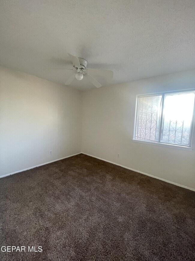 Building Photo - 5761 Longview Dr