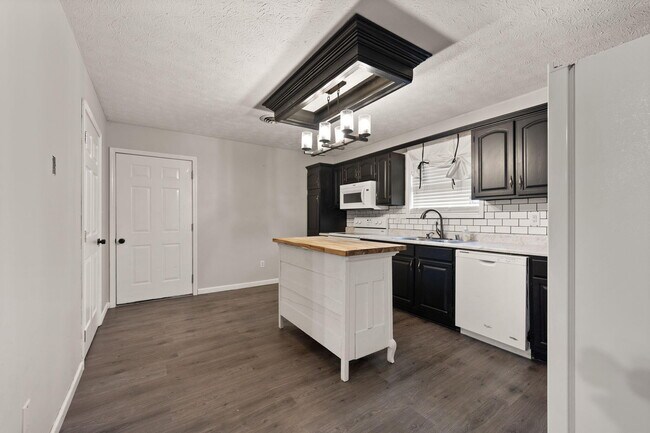 Building Photo - 180 Lilly Ln