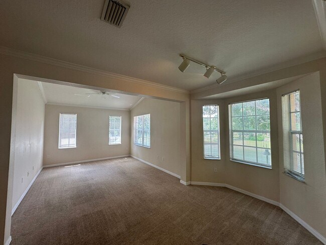 Building Photo - 4/2/2 Beautiful Condo