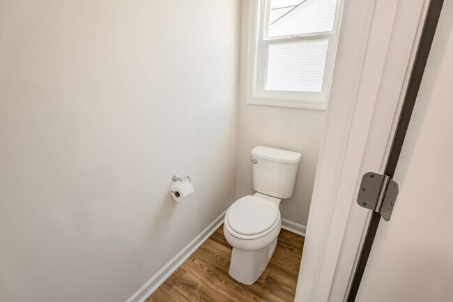 Building Photo - 421 Midland Pnes Dr