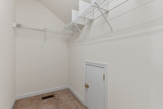 Building Photo - Freshly Updated 3 bed 2 bath Townhome in P...