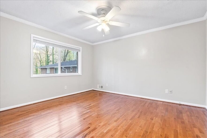 Building Photo - 2412 Peachwood Cir NE