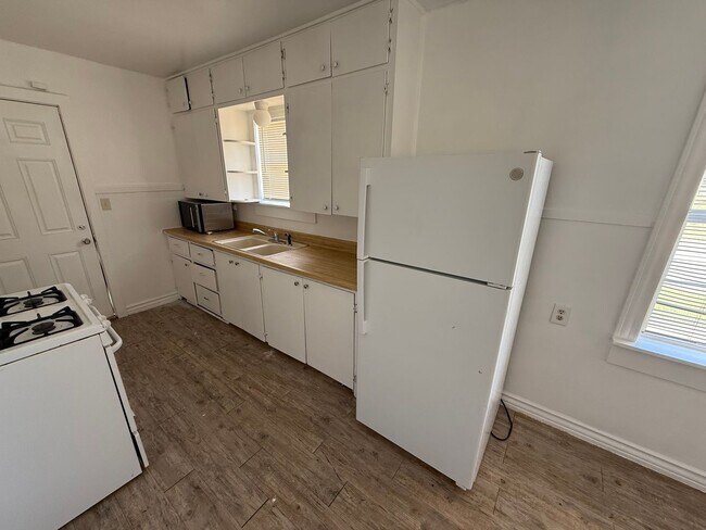 Building Photo - 2 Bed 1 Bath Home