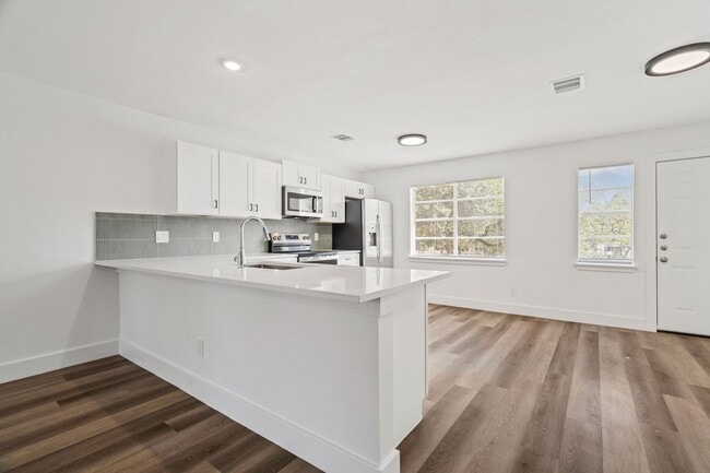 Building Photo - River Crossing Townhome - 2Bd-2.5BA - Redone to the Nines -  W/D - Resort Pool