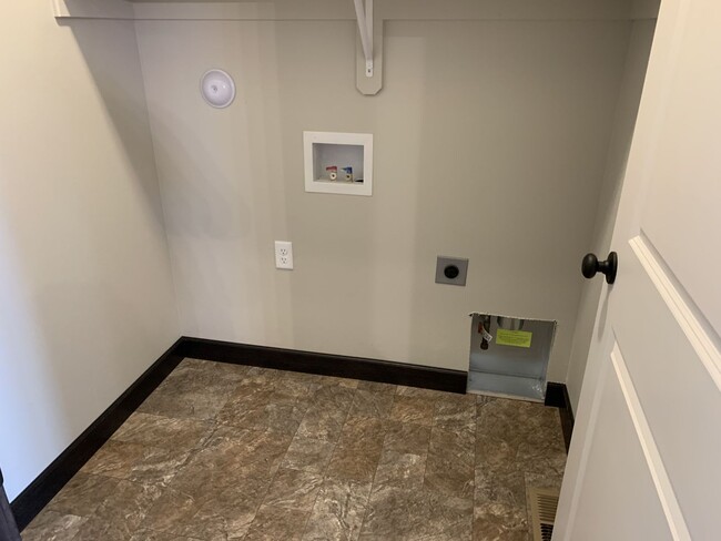 Building Photo - Newer Post Falls Home!!