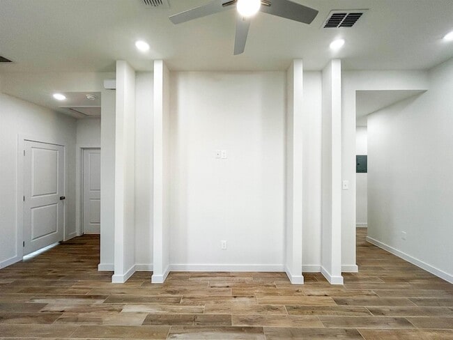 Building Photo - 5008 Rotonda Ln