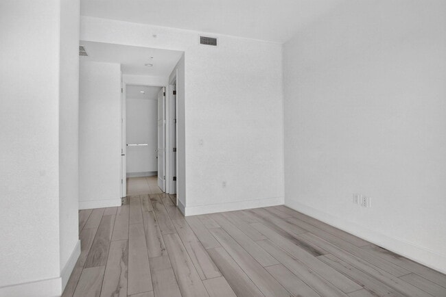 Building Photo - 155 E Boca Raton Rd