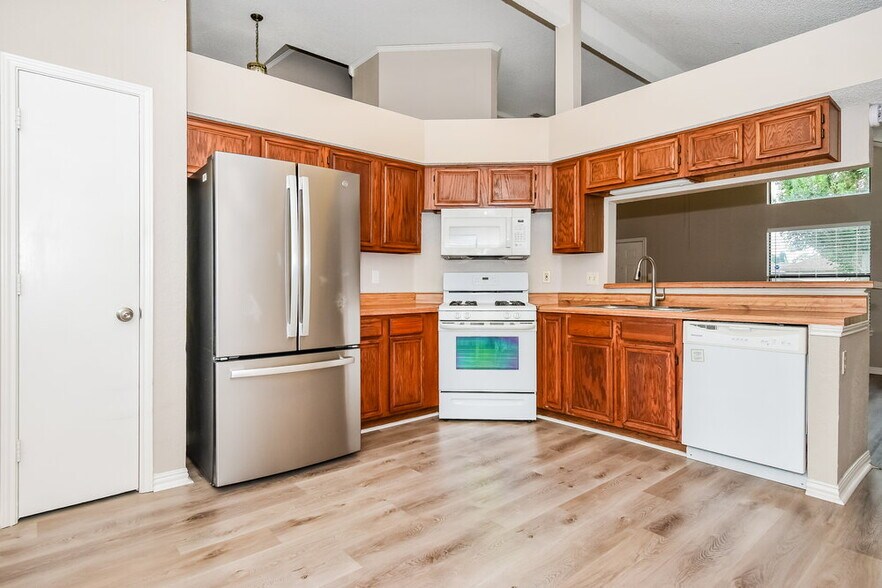 Building Photo - 1411 Sandalwood Dr