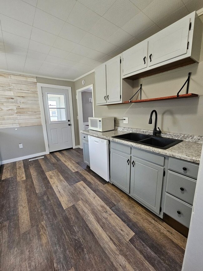 Building Photo - 2 Bed 1 Bath Home with fenced in yard loca...
