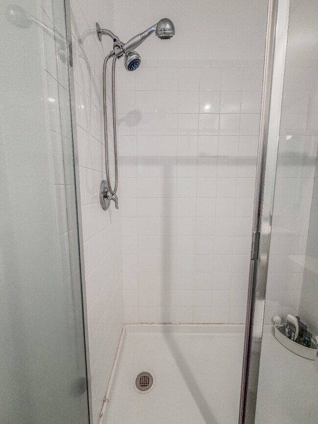 Building Photo - 1 Bedroom / 1 Bathroom Private Furnished Suite Available for Immediate Move-In!