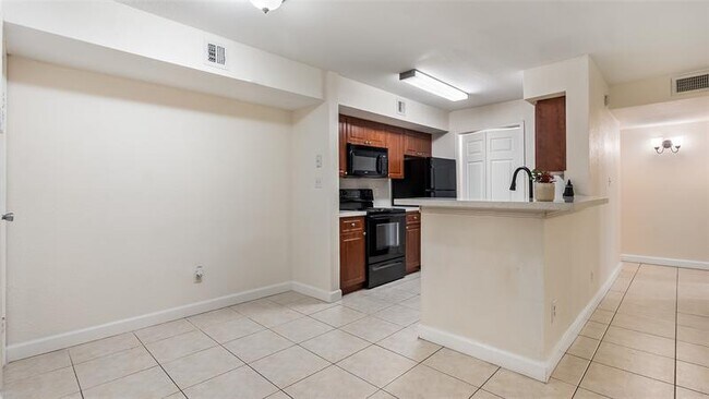 Building Photo - 875 Riverside Dr