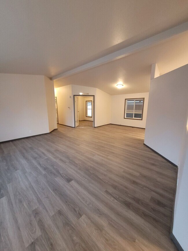 Building Photo - Pet Friendly 4 bedroom 2 bath home w/ 2 car garage