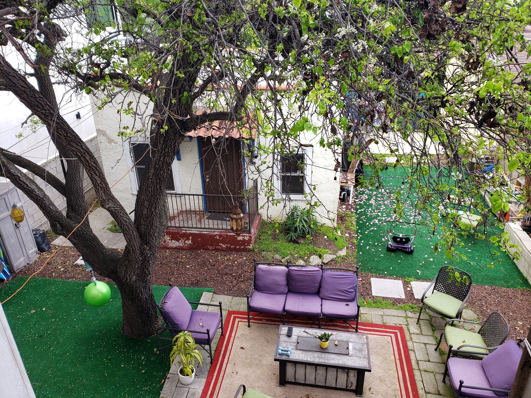 Yard & Seating - 613 Broadway St