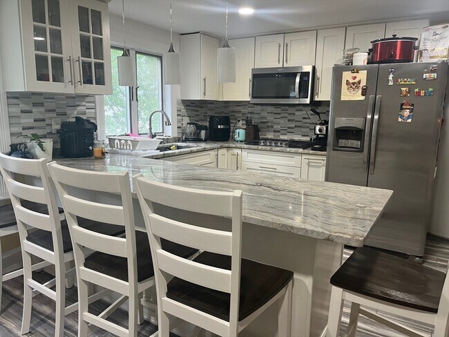 Primary Photo - 94 Oakwood Ave