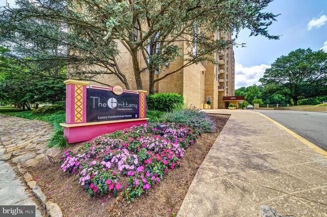 Building Photo - 4500 S Four Mile Run Dr