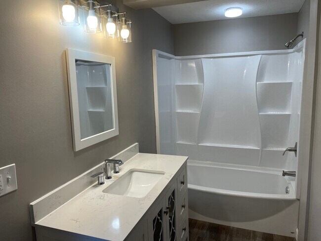 Building Photo - 627 Fountain St