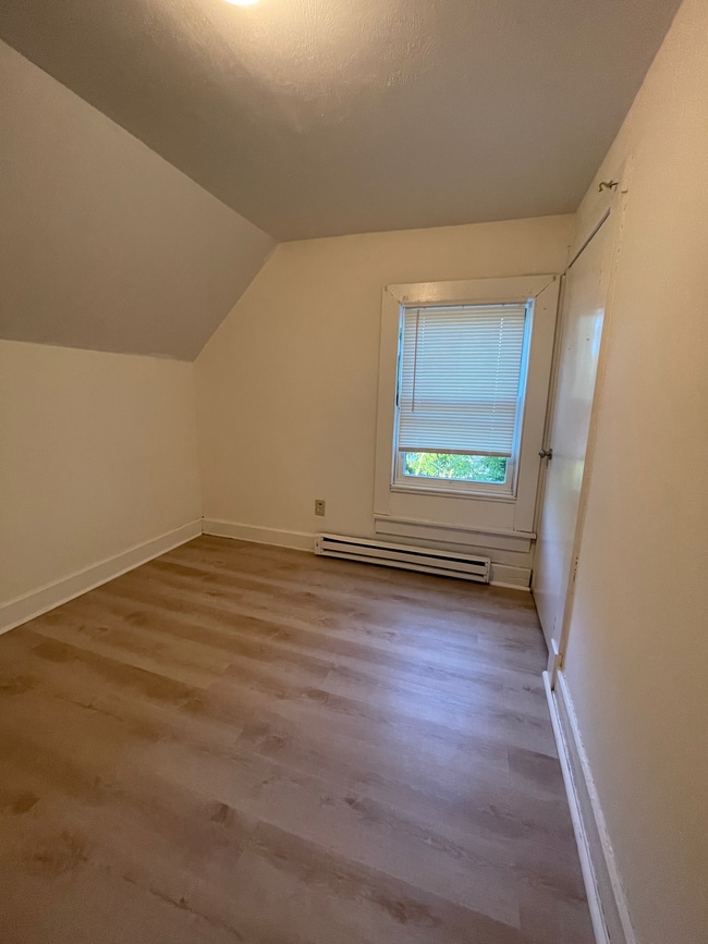 Building Photo - 149 Bowles St