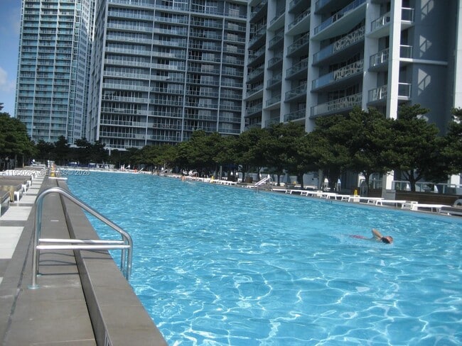 Building Photo - 495 Brickell Ave