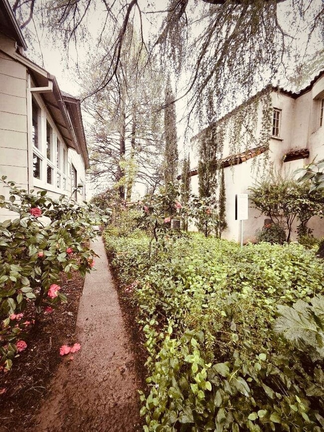 Building Photo - Beautiful and Bright Vintage Home – Fully Furnished ~ $1000 Move in Special!