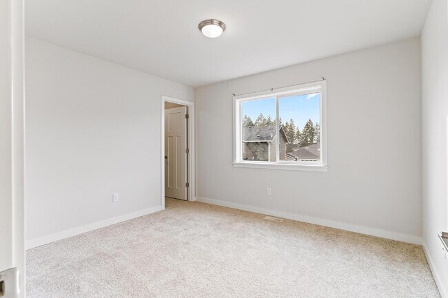 Building Photo - Bueaitful 4 bedroom home with 1 bed 1 bath MIL!