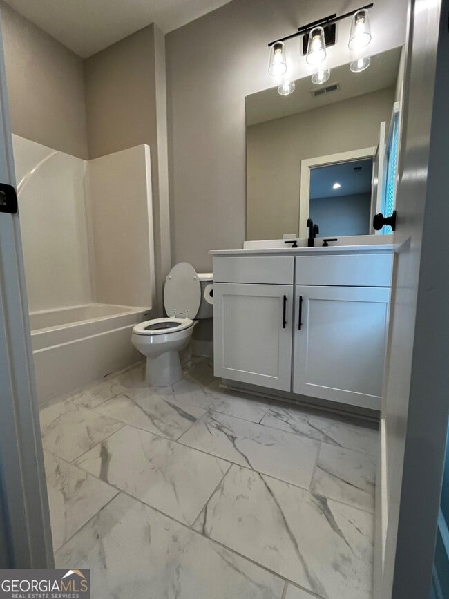 Building Photo - 2011 Oak Ln NW