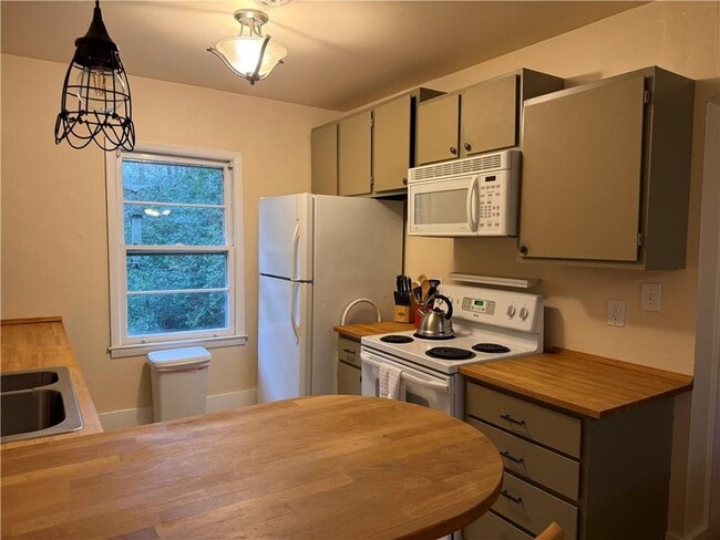 Building Photo - 2035 Lyle Ave