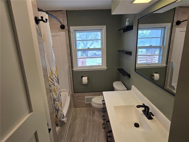 Building Photo - 1466 Charlton St