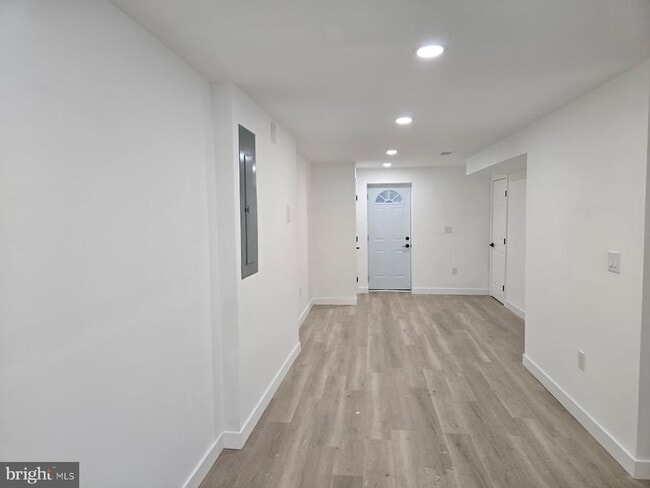 Building Photo - 901 Redbud Ln NE