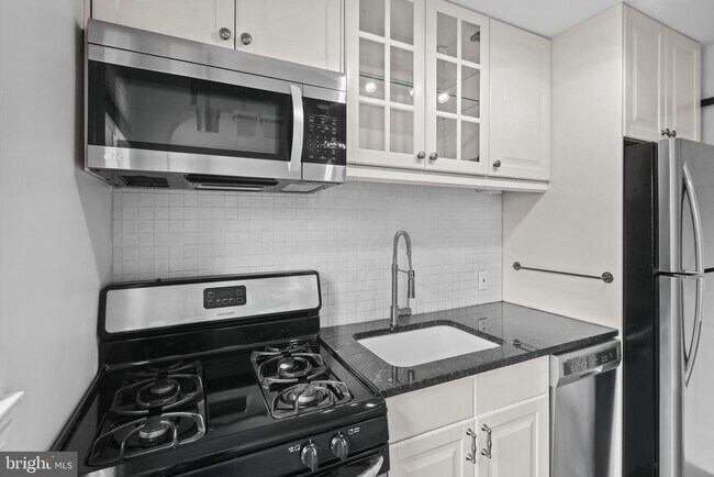 Building Photo - 227 Willow Ave