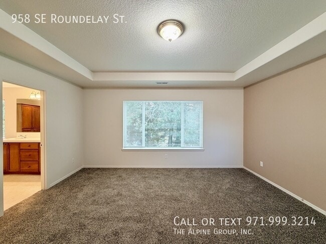 Building Photo - 958 SE Roundelay St