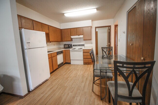 Interior Photo - 506 W Elm St