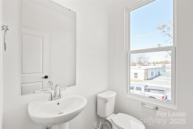 Building Photo - 425 Blairhill Rd