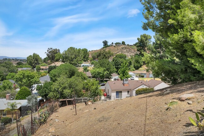 Building Photo - Great 3 Bedroom Home with Large Lot and NO...