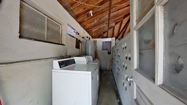 Building Photo - Charming Apartment with Wood Floors & Convenient Amenities