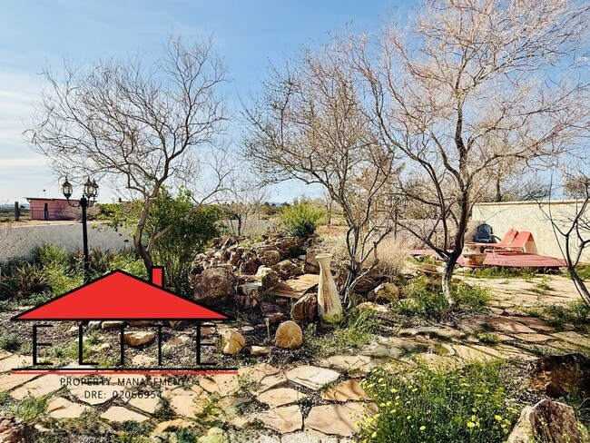 Building Photo - AVAILABLE NOW!!