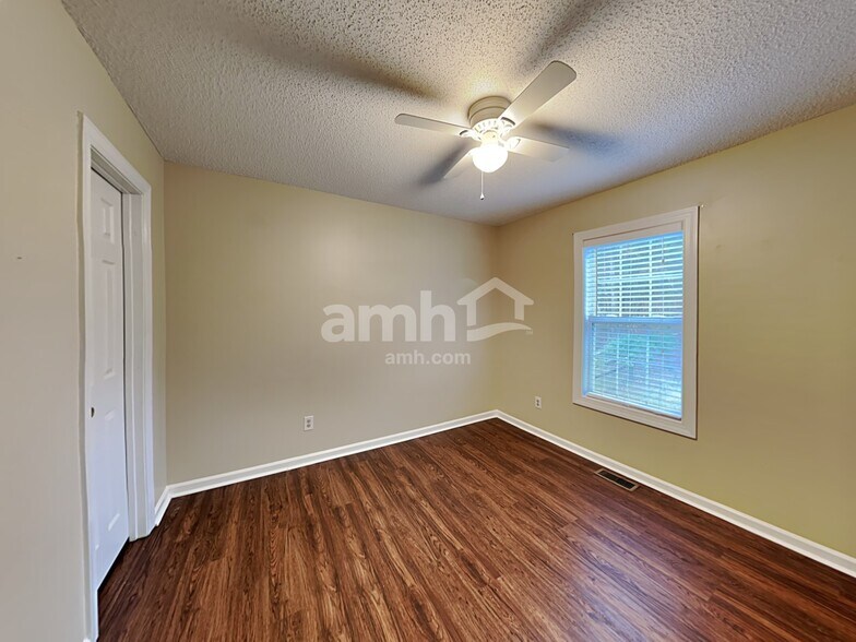 Building Photo - 1009 Loch Lomond Cir