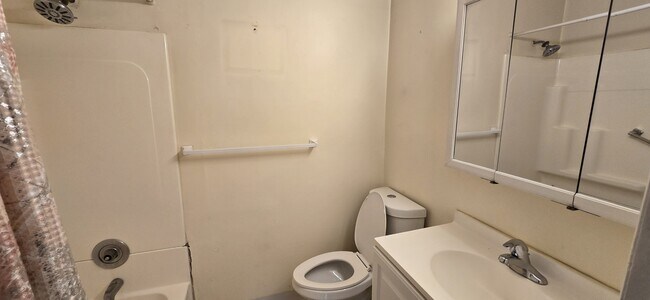 Building Photo - 142 E Maple St