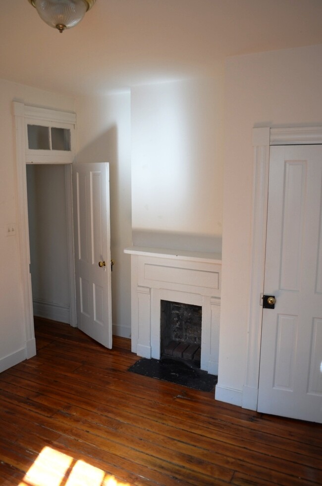 Building Photo - MAIN218B