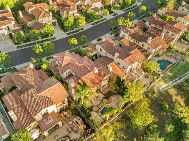 Building Photo - 33 Tall Hedge