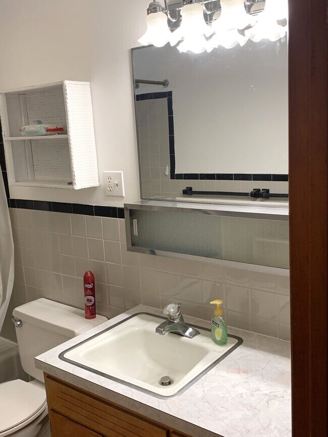 Building Photo - NEW RENT REDUCTION! Charming 3-Bedroom, 1-...