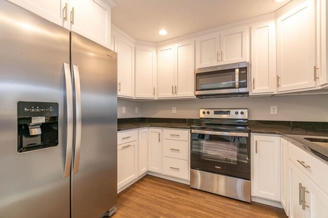 Building Photo - Willow Court Bloomington