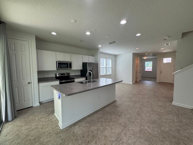 Building Photo - Fall into Savings – New Rental Rate $2,100!
