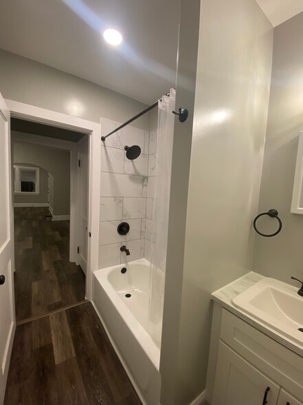 Building Photo - 2112 Cathedral Ave