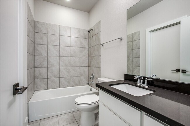 Building Photo - 7021 Royal View Dr